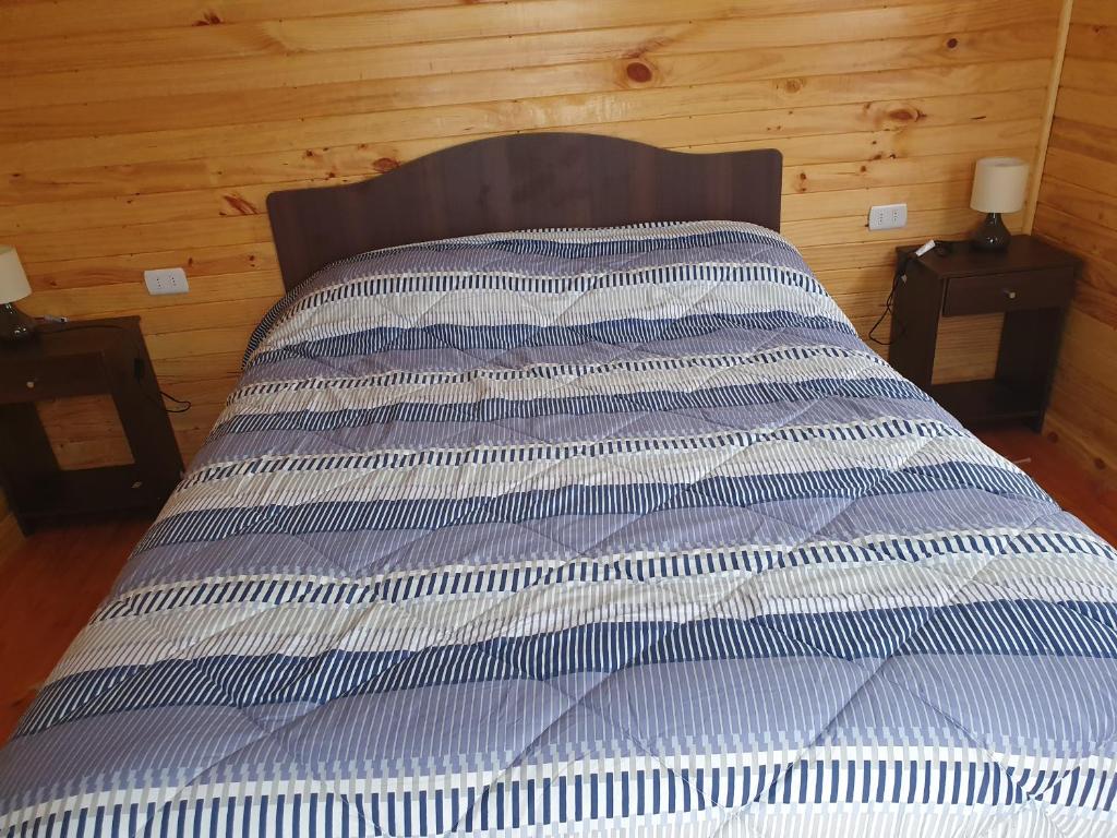 Postel nebo postele na pokoji v ubytování Cabañas Los Castaños Chovellén