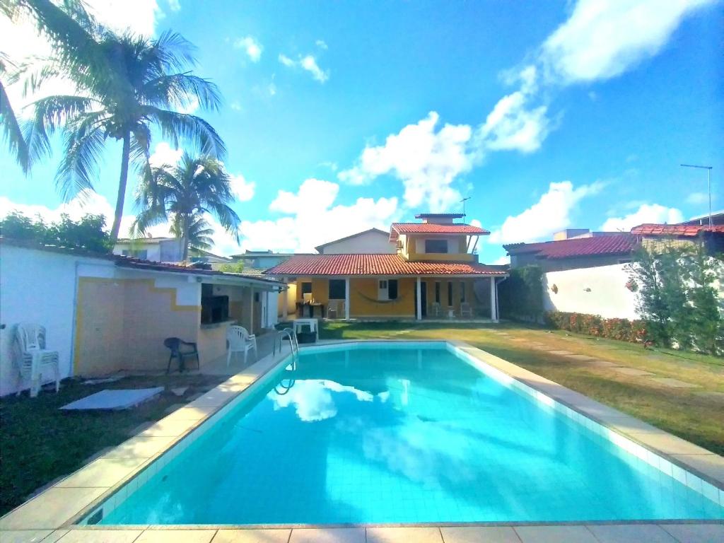 een zwembad voor een huis bij Linda Casas 5/4 Praia de Vilas do Atlântico !!! in Lauro de Freitas