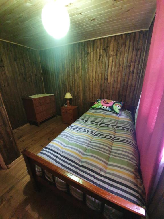 Postel nebo postele na pokoji v ubytování Cabañas Los Castaños Chovellén