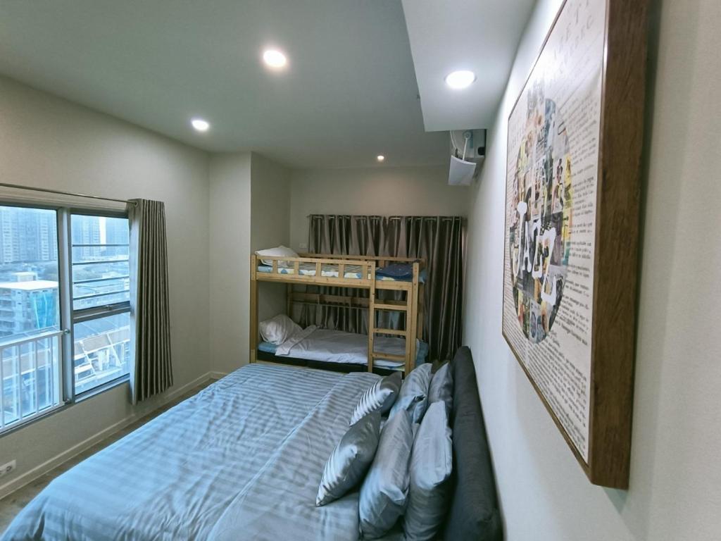 - une petite chambre avec des lits superposés et une fenêtre dans l'établissement Harmony family room, à Bangkok