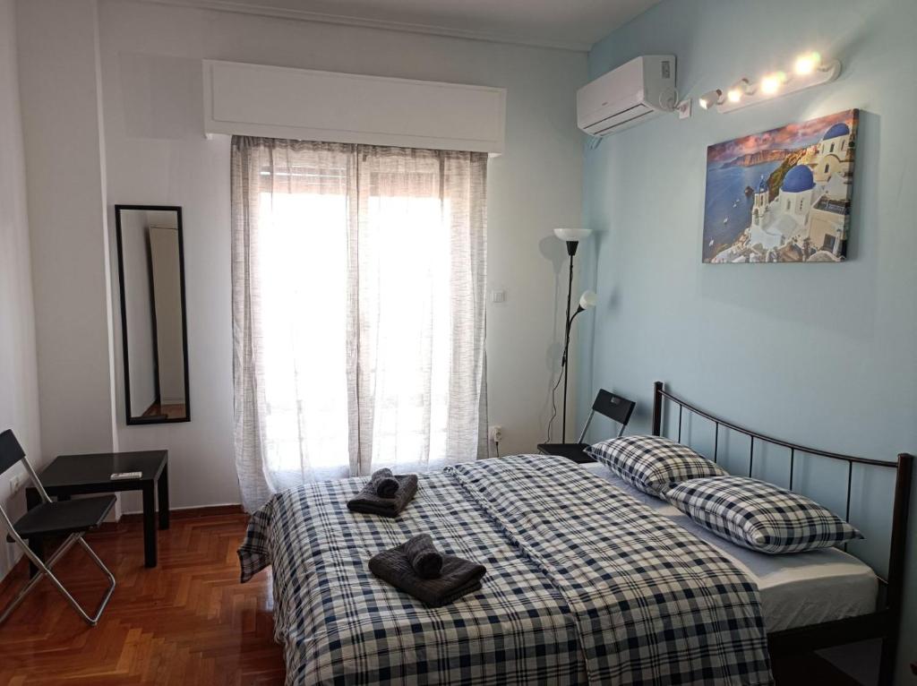 1 dormitorio con 1 cama con 2 toallas en Rooms in the apartment (Leontiou) en Athens