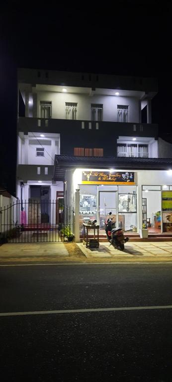 eine Tankstelle am Straßenrand nachts in der Unterkunft Nuwan Inn in Hikkaduwa