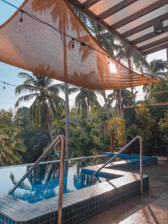 Bazén v ubytování Noni's Resort nebo v jeho okolí