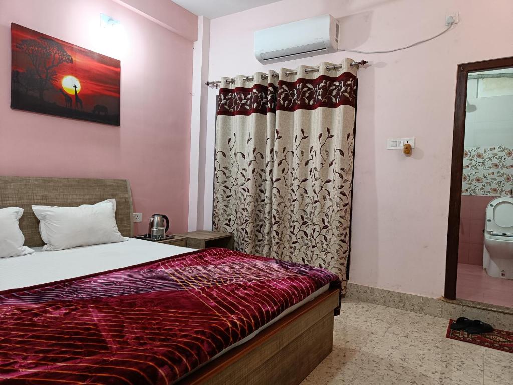 Postel nebo postele na pokoji v ubytování Hotel Vrindavan Palace