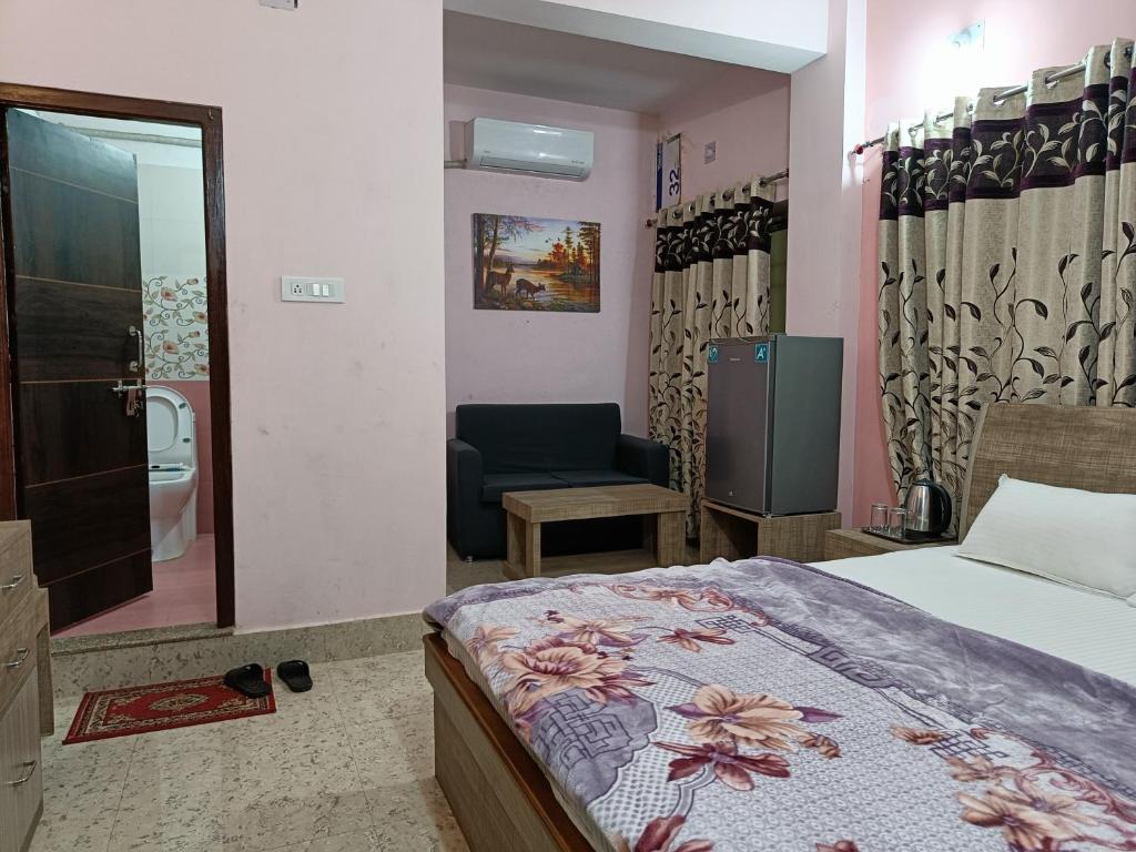 Postel nebo postele na pokoji v ubytování Hotel Vrindavan Palace