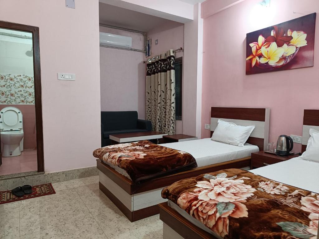 Postel nebo postele na pokoji v ubytování Hotel Vrindavan Palace