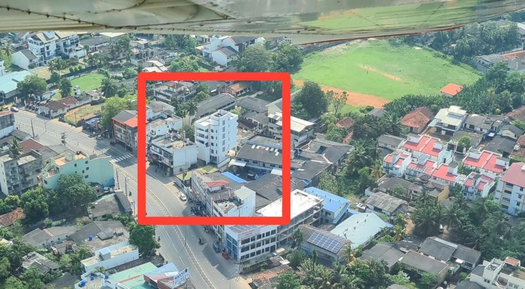 una vista aérea de una ciudad con una caja roja en Rodrigo Apartments, en Boralesgamuwa