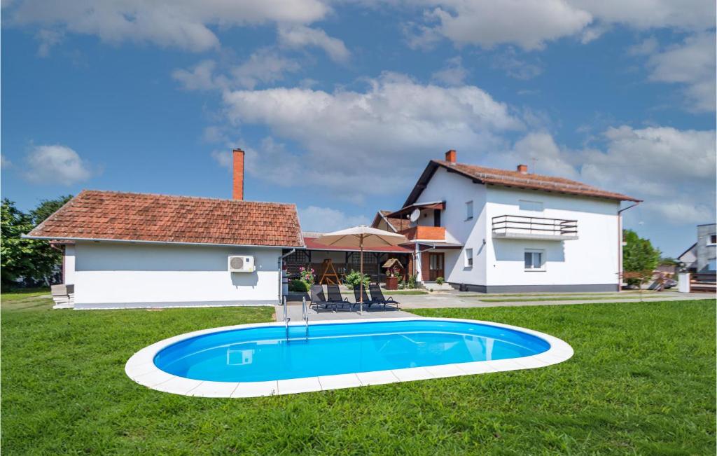 a house with a swimming pool in the yard at Nice Home In Dakovo With Pool in Đakovo