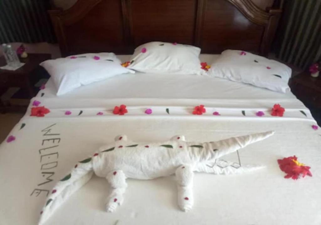 Un pat sau paturi într-o cameră la Watamu Adventist Beach Resort