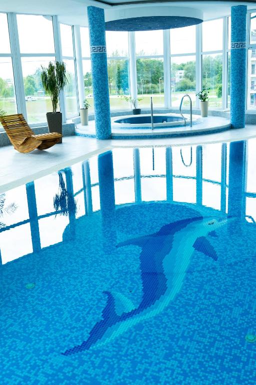 Bazén v ubytování Hotel Kristály Konferencia & Wellness nebo v jeho okolí