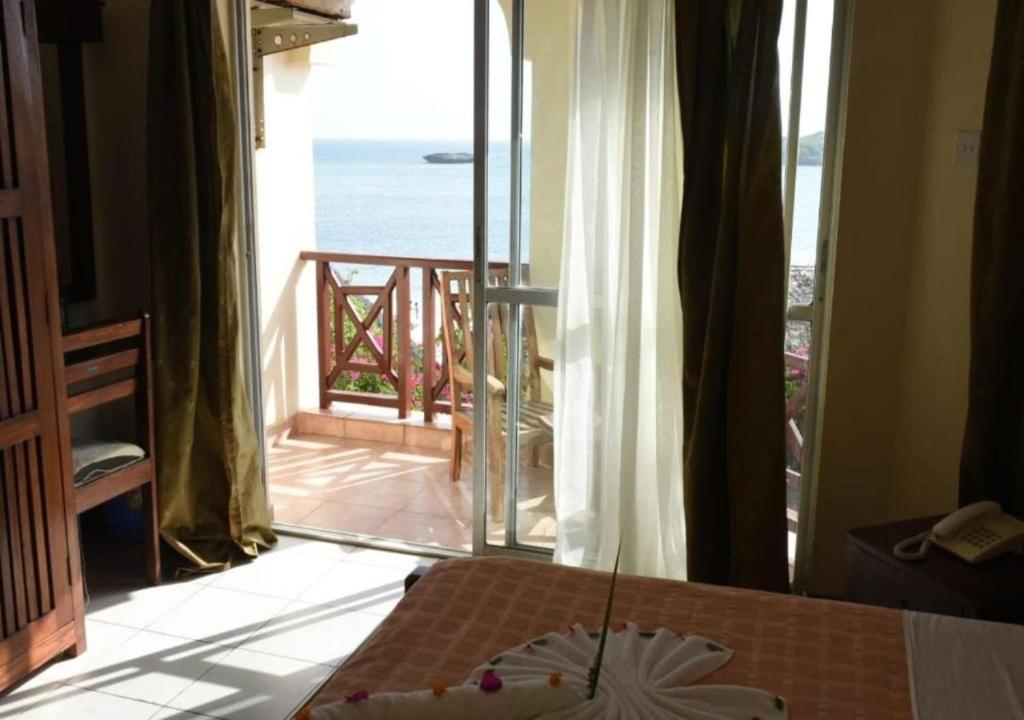 Un pat sau paturi într-o cameră la Watamu Adventist Beach Resort