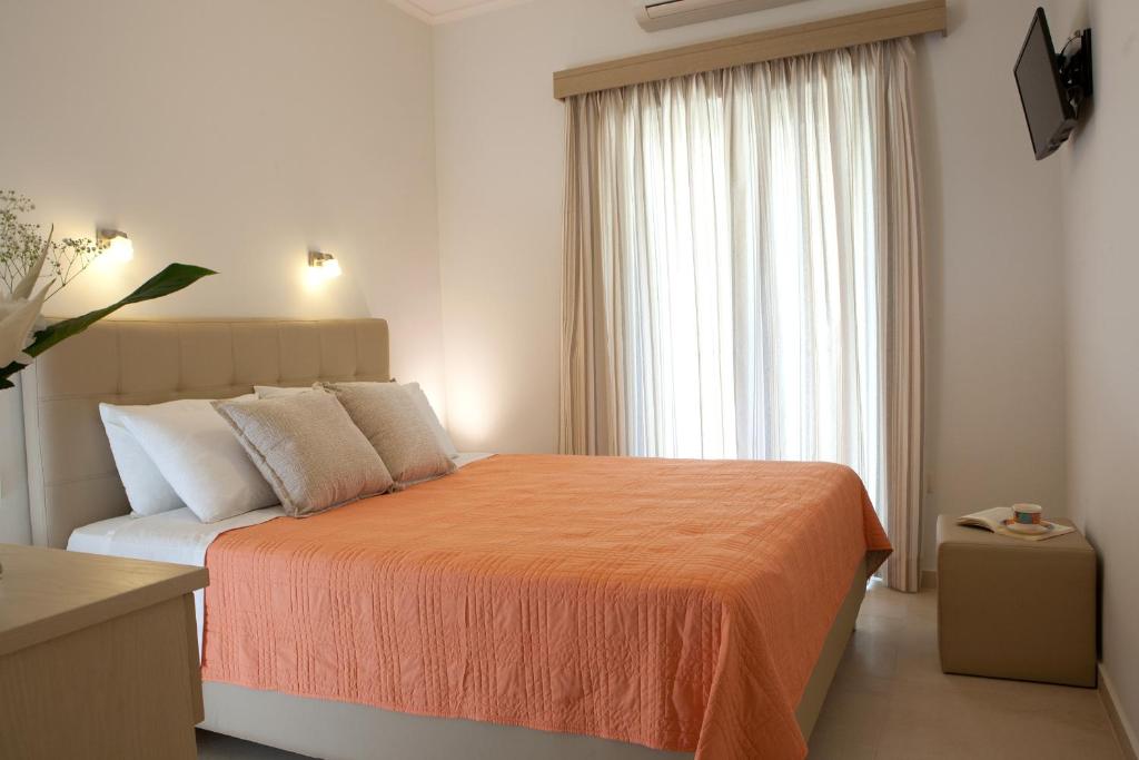 A bed or beds in a room at Savinos Rooms