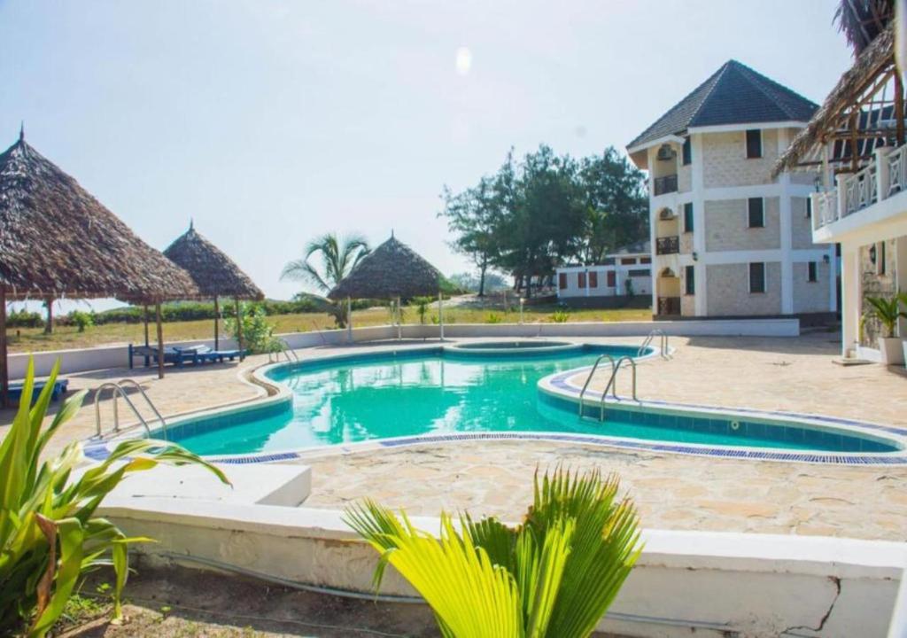 Piscina de la sau aproape de Watamu Adventist Beach Resort