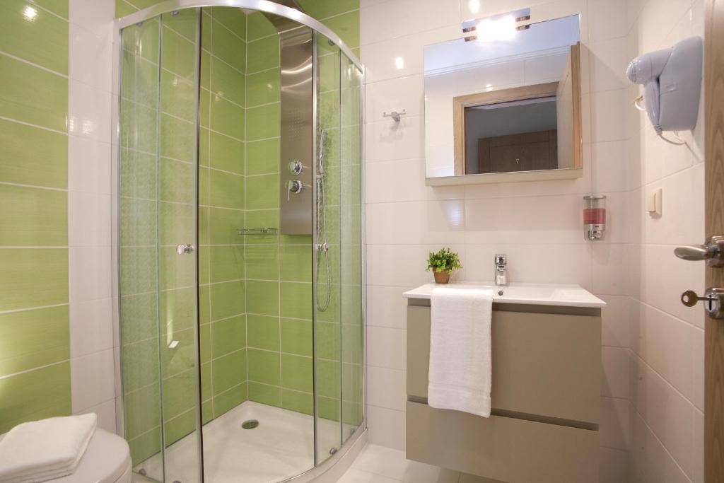A bathroom at Savinos Rooms