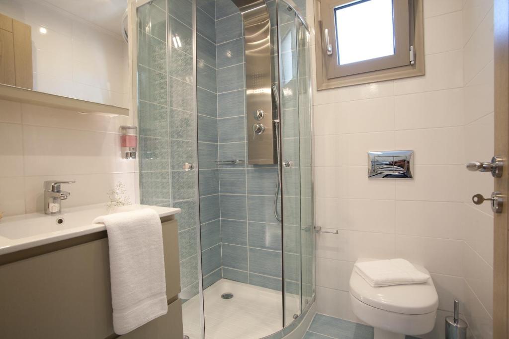 A bathroom at Savinos Rooms