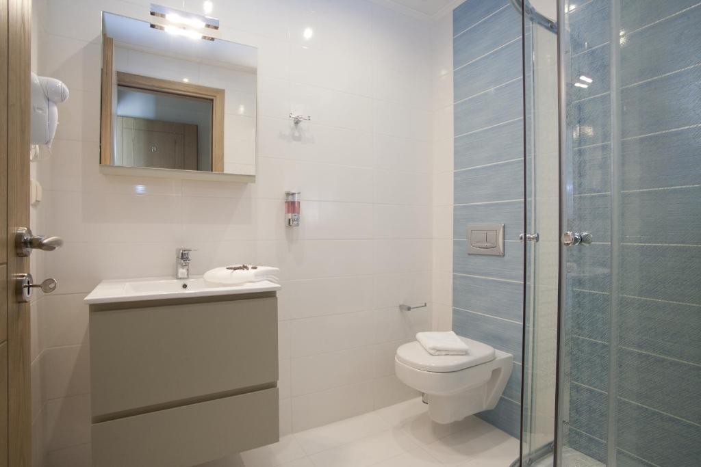 A bathroom at Savinos Rooms