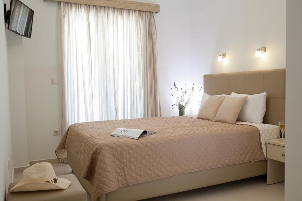 A bed or beds in a room at Savinos Rooms