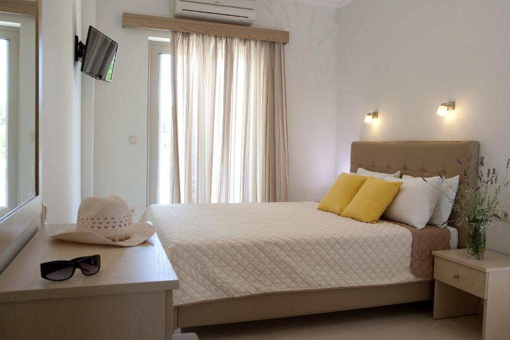 A bed or beds in a room at Savinos Rooms