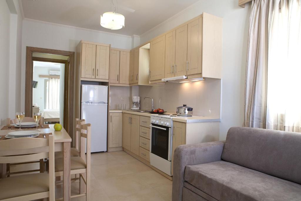 A kitchen or kitchenette at Savinos Rooms