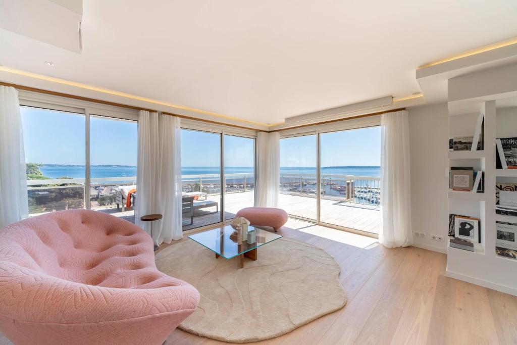 un salon avec vue sur l'océan dans l'établissement Somptuous sea-view 3 bedrooms penthouse Cannes Mouré Rouge, à Cannes