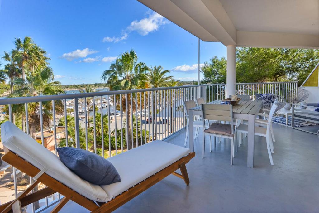 un balcon avec une table et des chaises et une vue sur l'océan dans l'établissement CANAMI... Luxury apartment with best sea views., à Colonia Sant Jordi