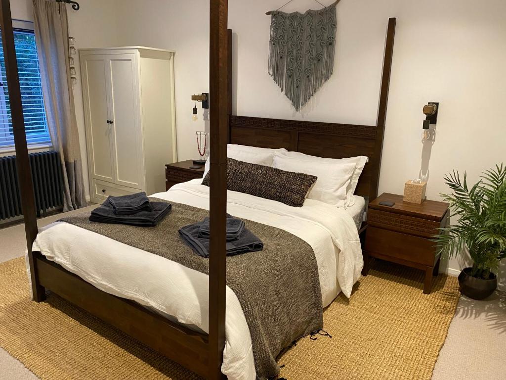 Cama ou camas em um quarto em WINTER HAVEN COTTAGE with private terrace