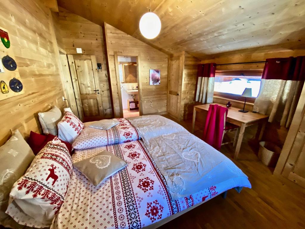 Postel nebo postele na pokoji v ubytování Le Mélézin Bleu