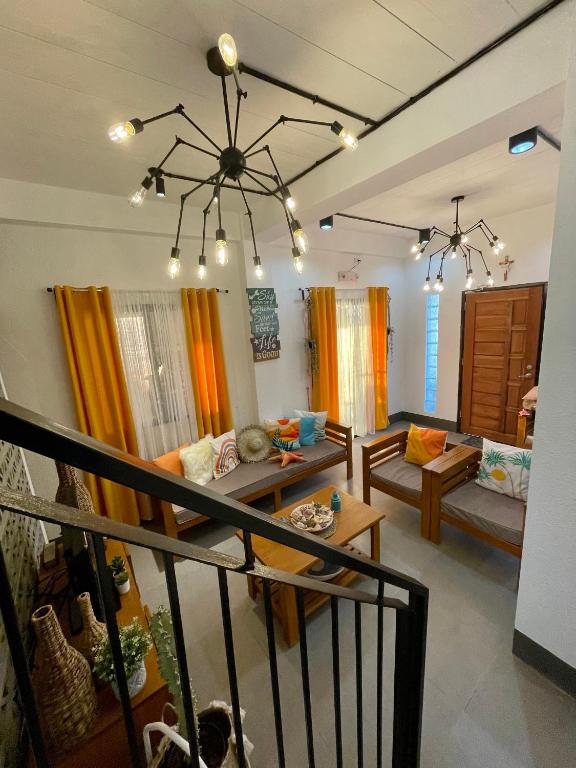 Posezení v ubytování REEF HOUSE BACNOTAN White sand beach front with Private Swimming pool