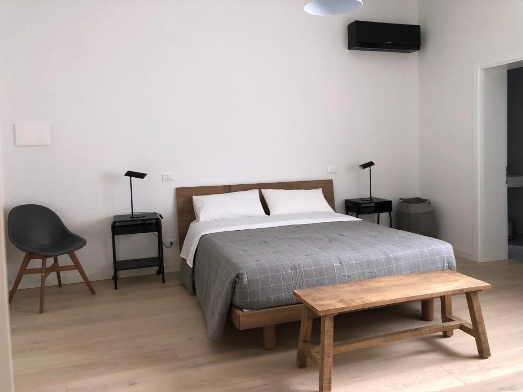 Una cama o camas en una habitación de whiterooms