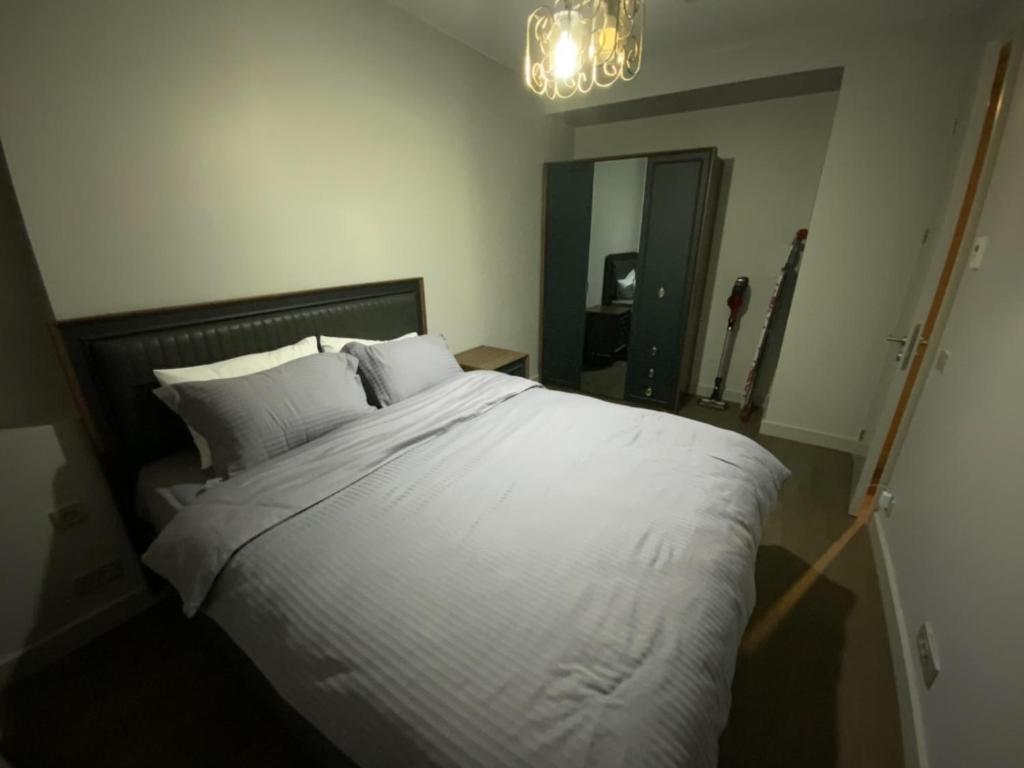 A bed or beds in a room at Residence Retro9 B-Blok Ataköy Apart 2 Rooms WIFI Pool Istanbul