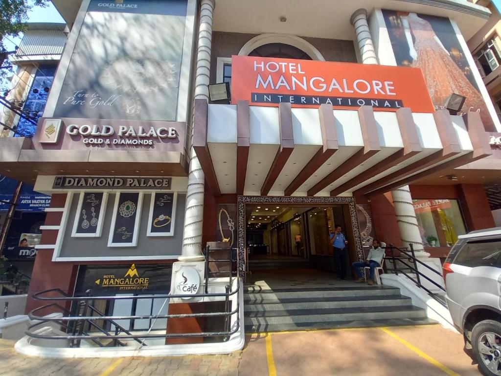 una entrada de mangalore de hotel a un edificio en Hotel Mangalore International, en Mangalore