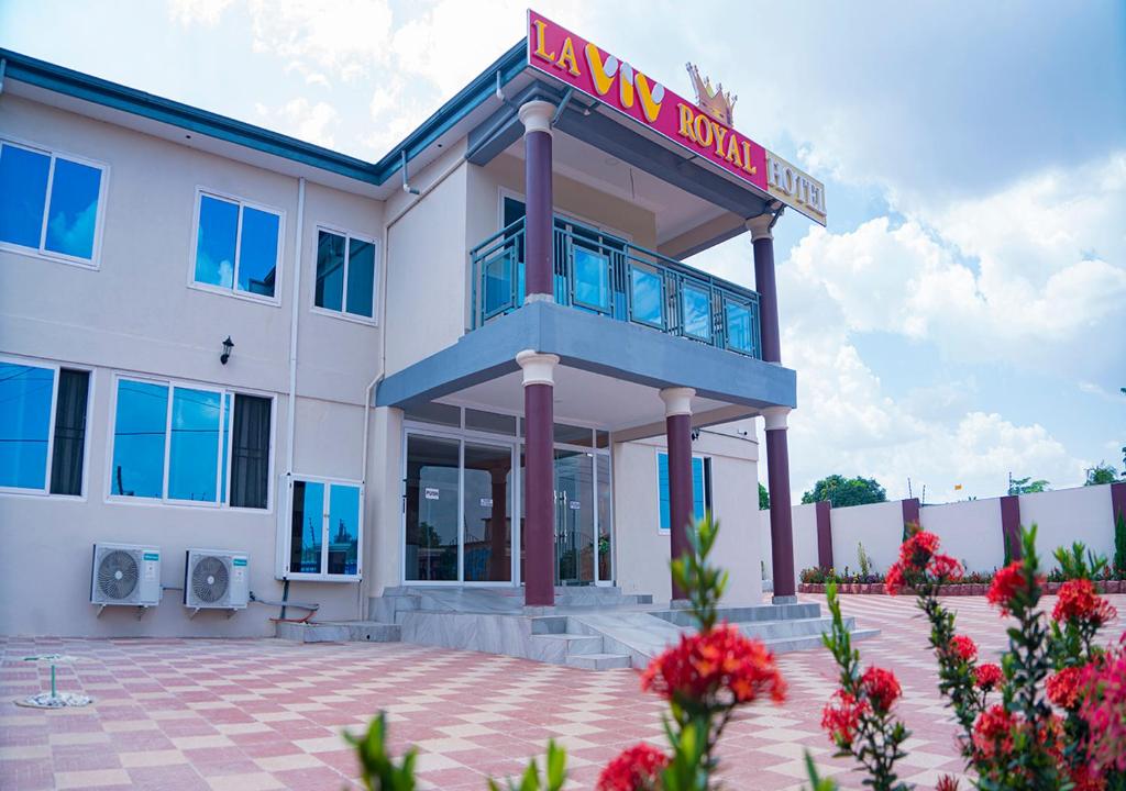 un edificio con un cartel que lee motel de la posada en La-VIV ROYAL HOTEL, en Kumasi