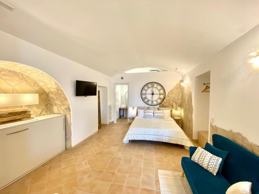 ein Schlafzimmer mit einem Bett und einer großen Uhr an der Wand in der Unterkunft Il Sorriso Dei Sassi Rooms in Matera