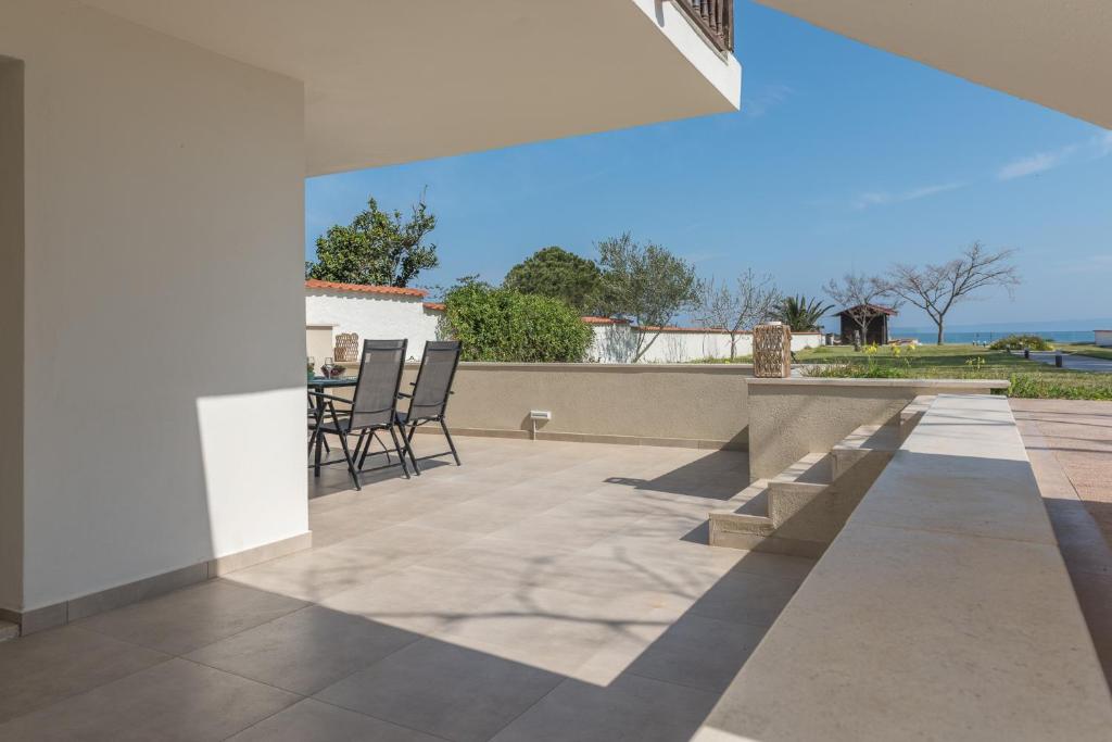Balkón alebo terasa v ubytovaní Arelia Beachfront Sea View Apartment