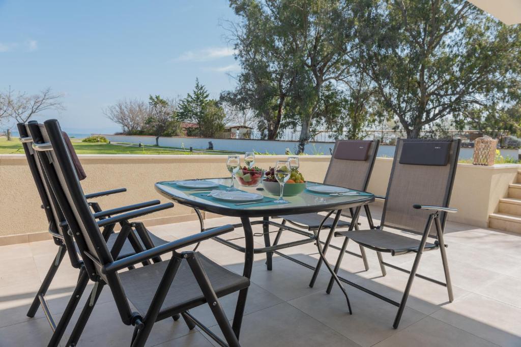 Balkón alebo terasa v ubytovaní Arelia Beachfront Sea View Apartment