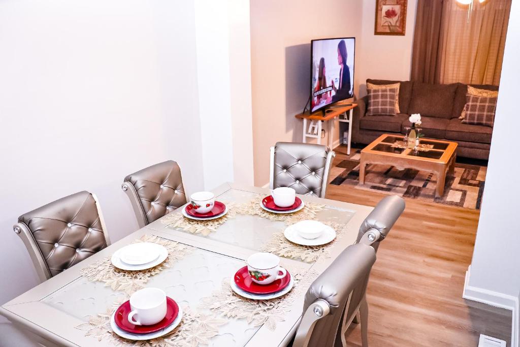 Luxury 3b,2bts Loft Apt of a House Near shops في ليثونيا: غرفة طعام مع طاولة وكراسي وغرفة معيشة