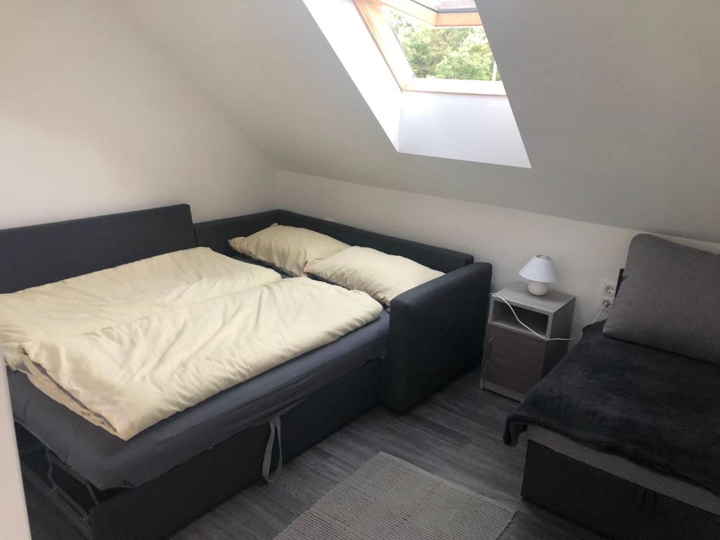 Posteľ alebo postele v izbe v ubytovaní Heni Apartment