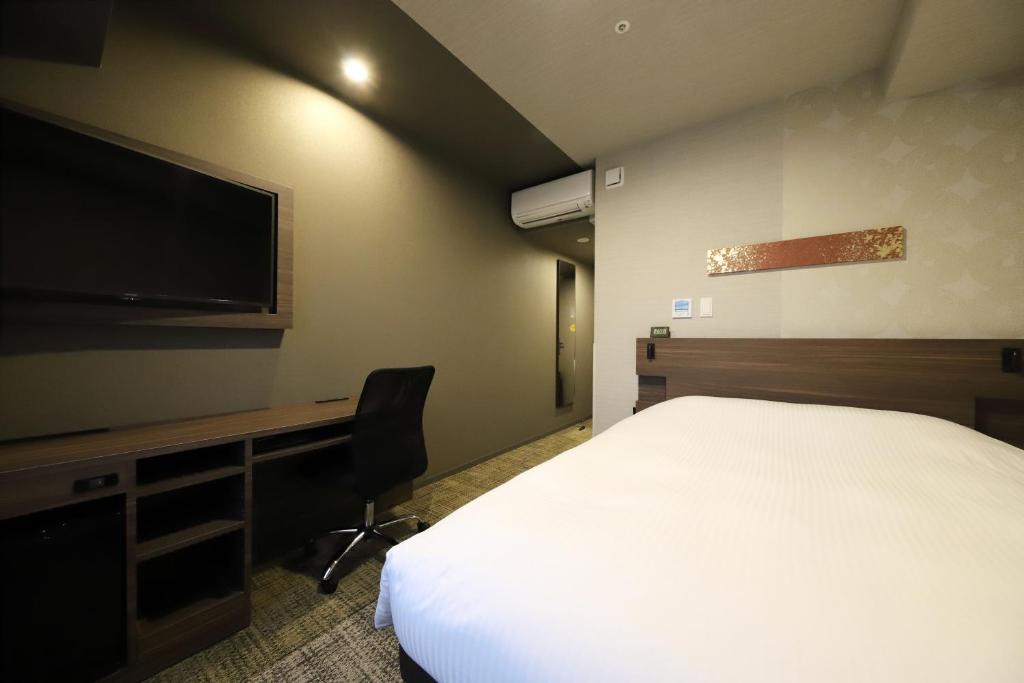 Postel nebo postele na pokoji v ubytování Smile Hotel Kanazawa Nishiguchi Ekimae