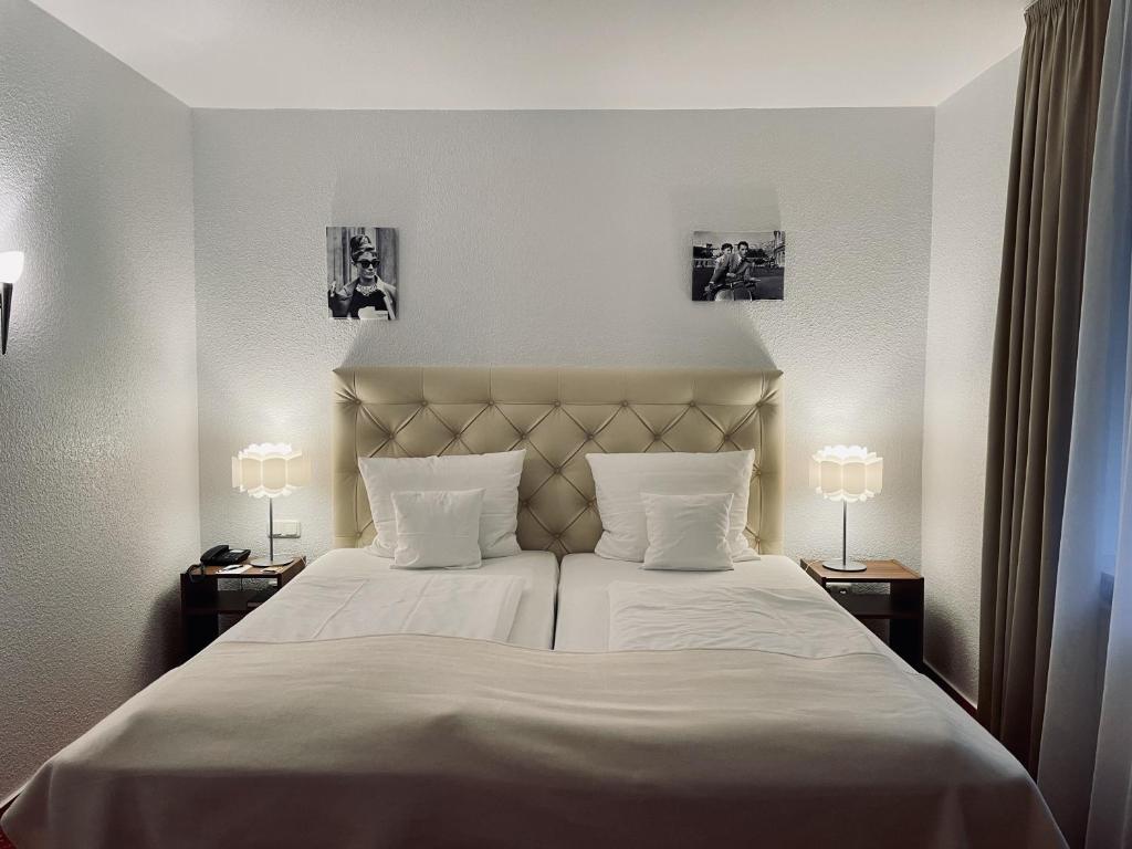 Postel nebo postele na pokoji v ubytování Schloss Hotel Herborn