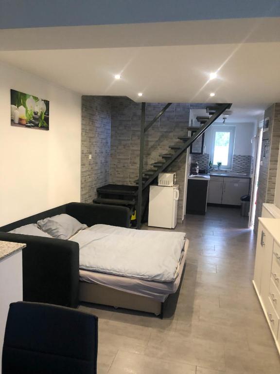 Posteľ alebo postele v izbe v ubytovaní Heni Apartment