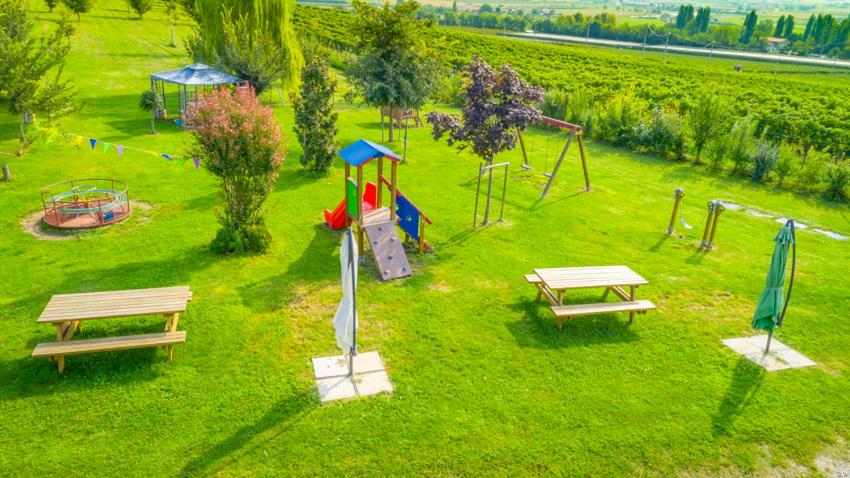 una vista aerea su un parco con panchine e parco giochi di Le Bianchette Agriturismo e Fattoria Didattica a Sommacampagna