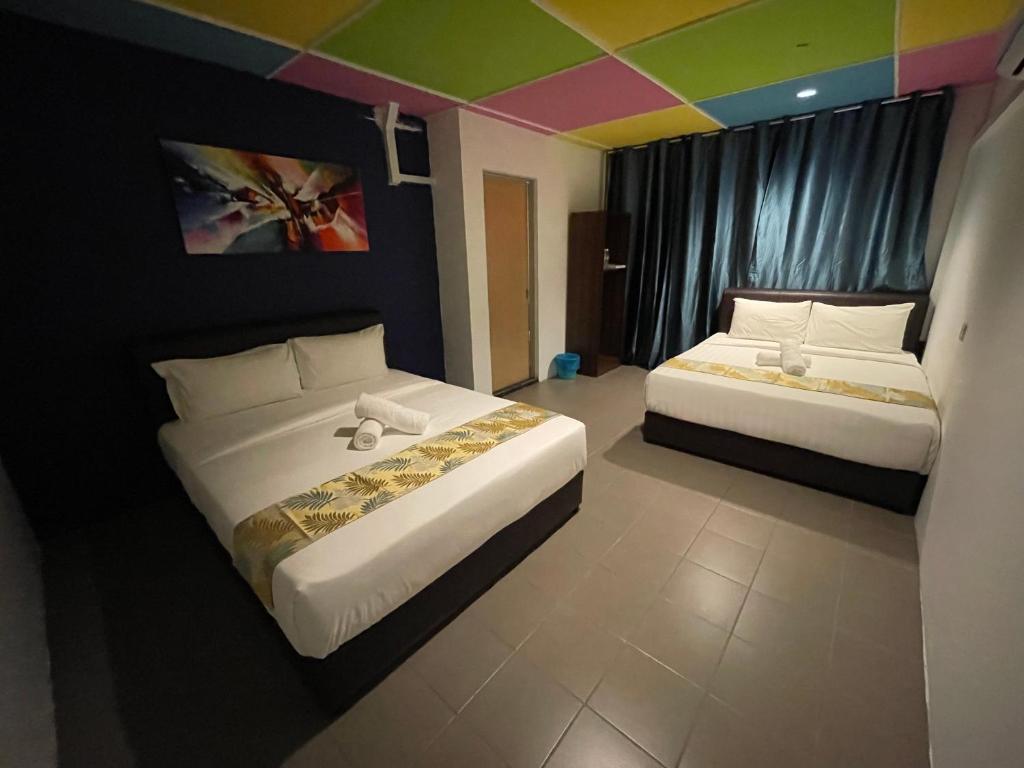 Postel nebo postele na pokoji v ubytování Cassia Inn Kuching