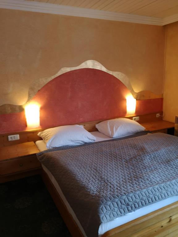 Letto o letti in una camera di Hotel Wirt Z'Minsta