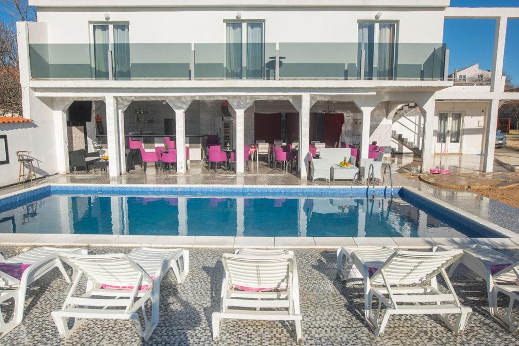 Bazén v ubytovaní Holiday Home "PANORAMA-SPORT" POOL&BAR alebo v jeho blízkosti