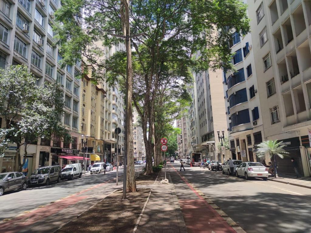 une rue de la ville avec des voitures garées dans la rue dans l'établissement Vem pro Arouche/República -Studio- 4 min do Metrô, à São Paulo