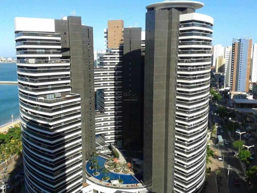un grupo de edificios altos junto al océano en Apartamento Mobiliado Meireles Fortaleza Landscape Beira-Mar, en Fortaleza