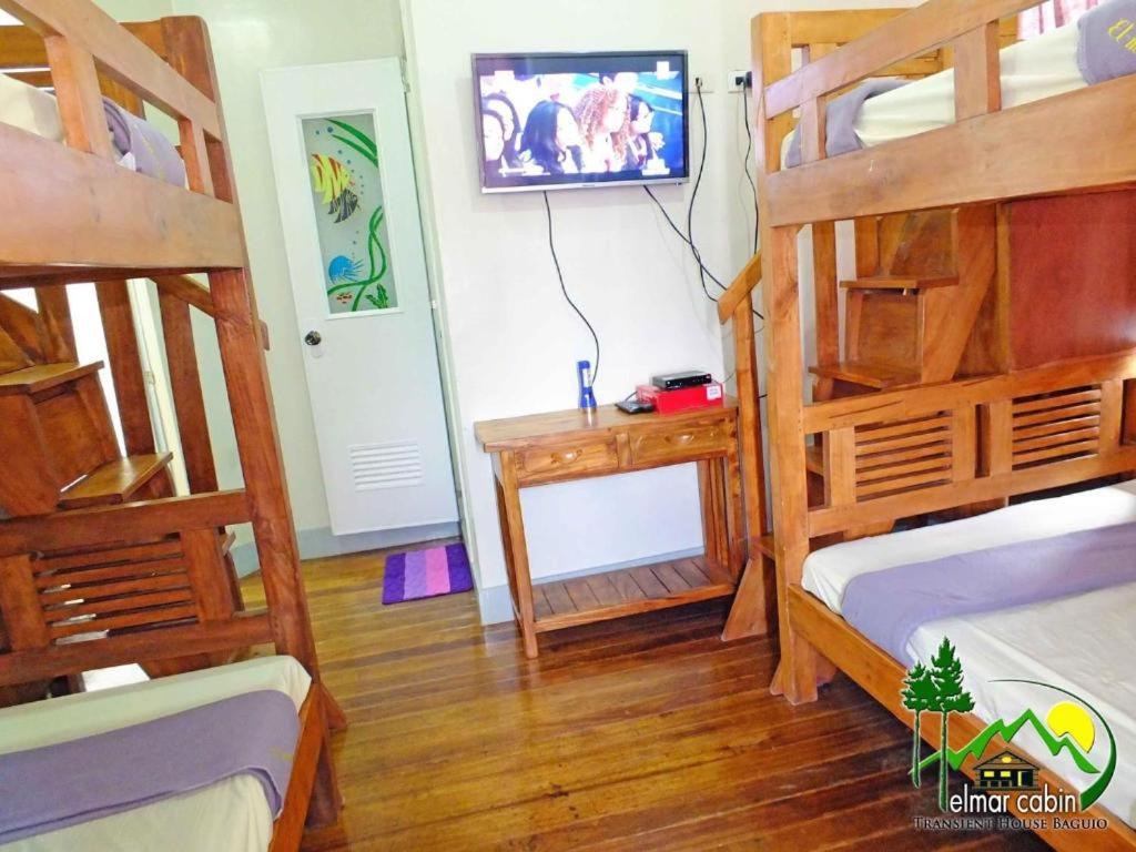TV a/nebo společenská místnost v ubytování Elmar Cabin
