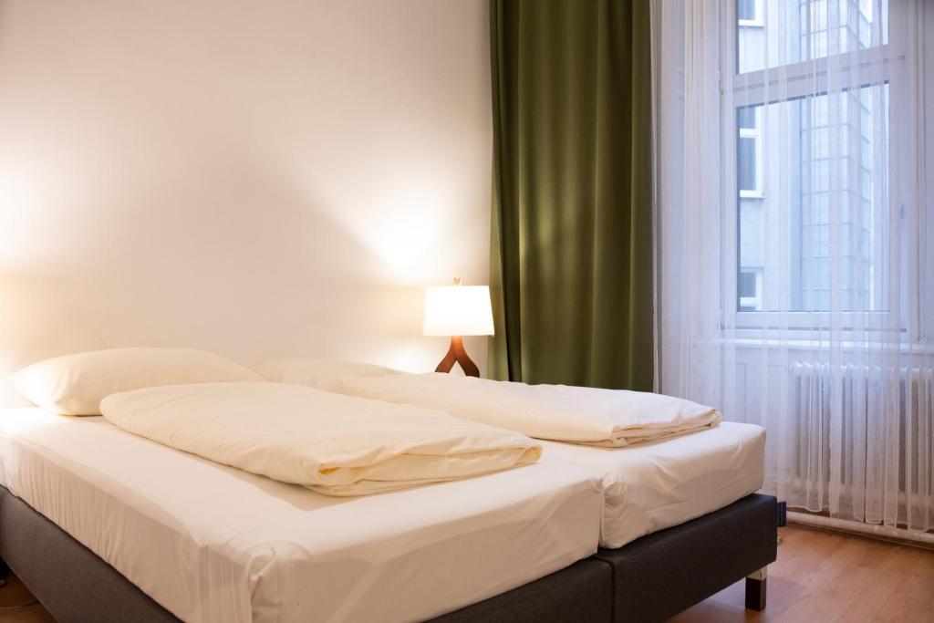 Posteľ alebo postele v izbe v ubytovaní Pension Hotel Mariahilf