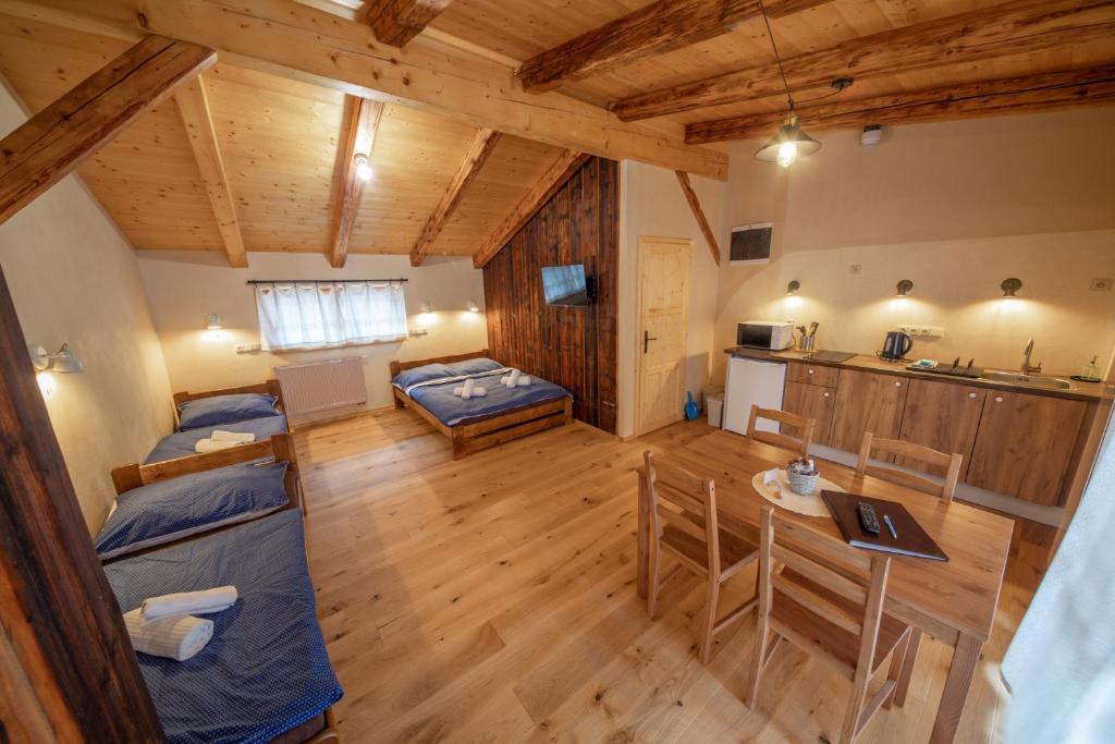 Cette chambre comprend 2 lits et une table. dans l'établissement Apartment Ve Mlýně, à Teplice