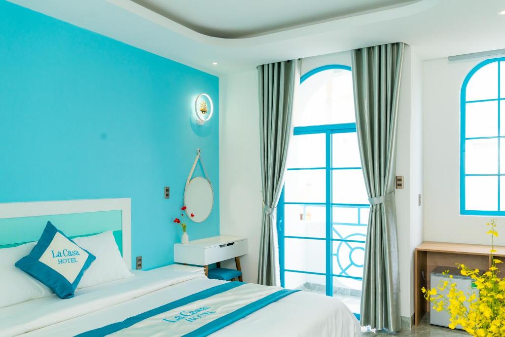 Giường trong phòng chung tại La Casa Boutique Hotel